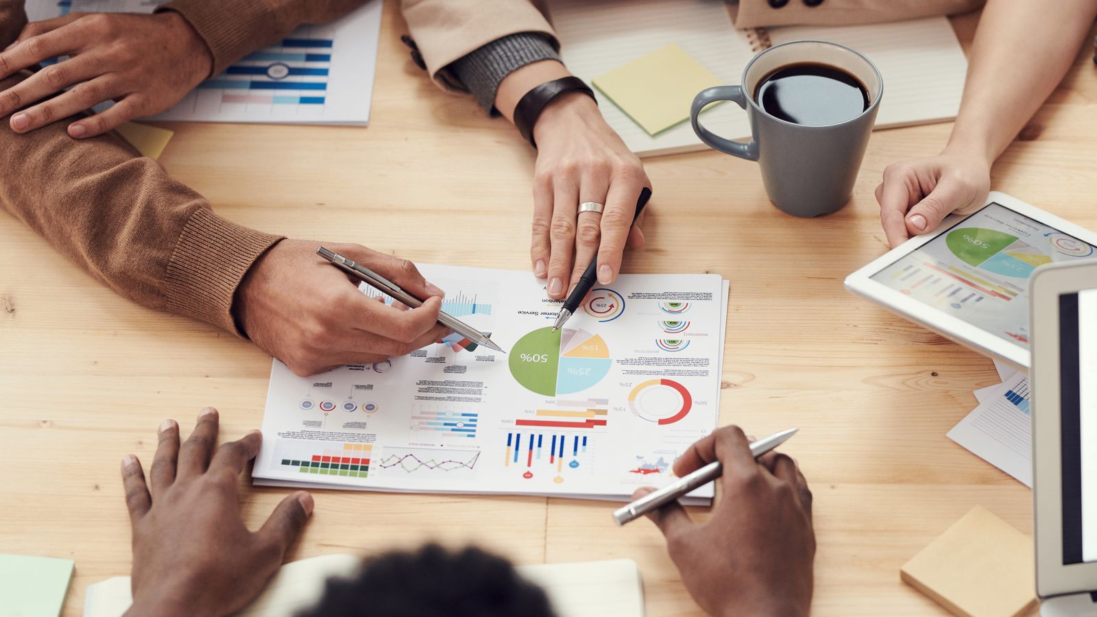 Equipe da Thoubox analisando relatórios de desempenho